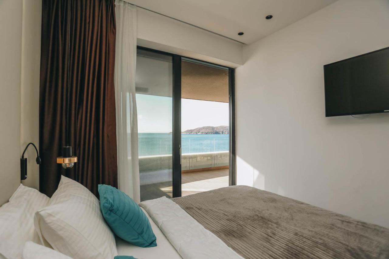 Beachfront Luxury Apartment