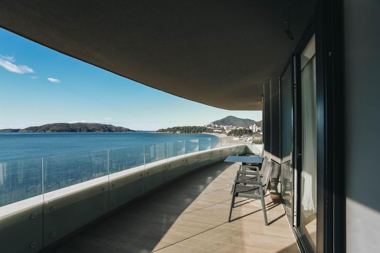 Beachfront Luxury Apartment *