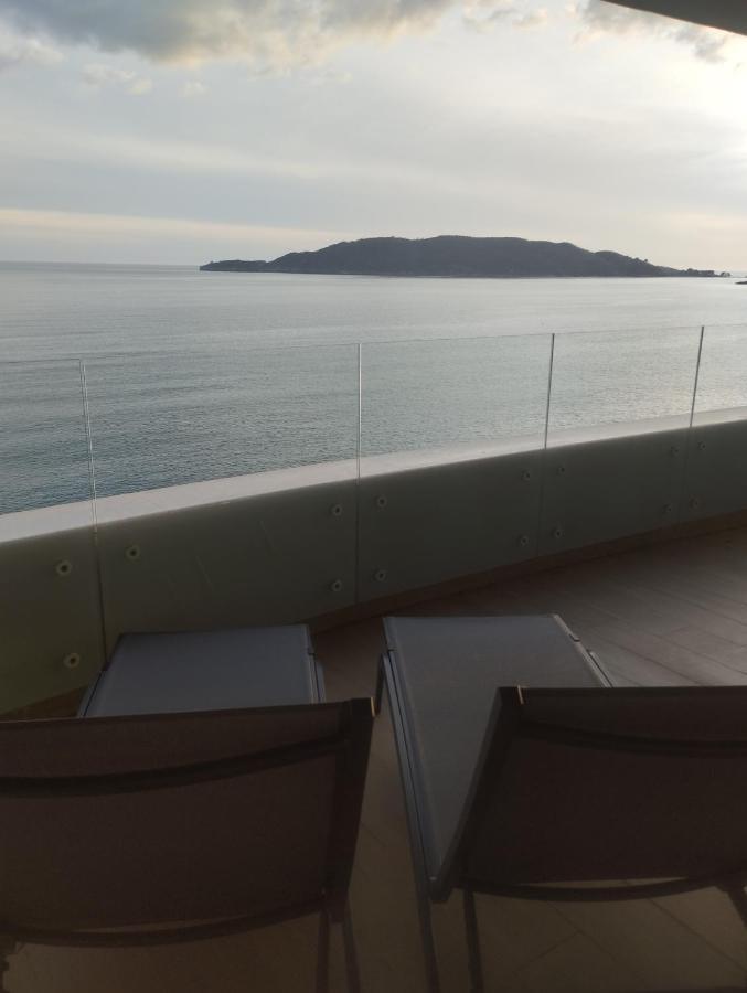 Daire Beachfront Luxury