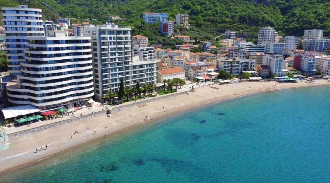 Beachfront Luxury Apartment *